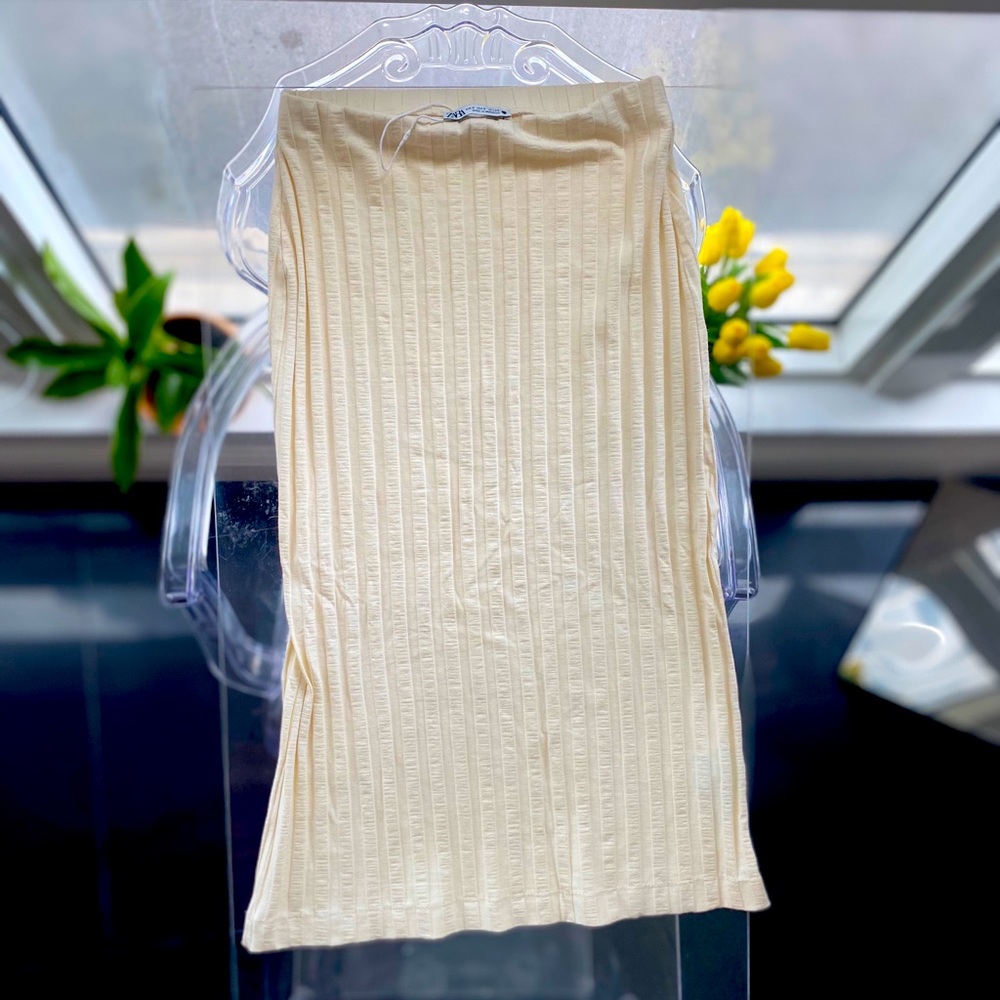Zara Crème Ribbed Skirt - Never Worn. Perfect for Fall